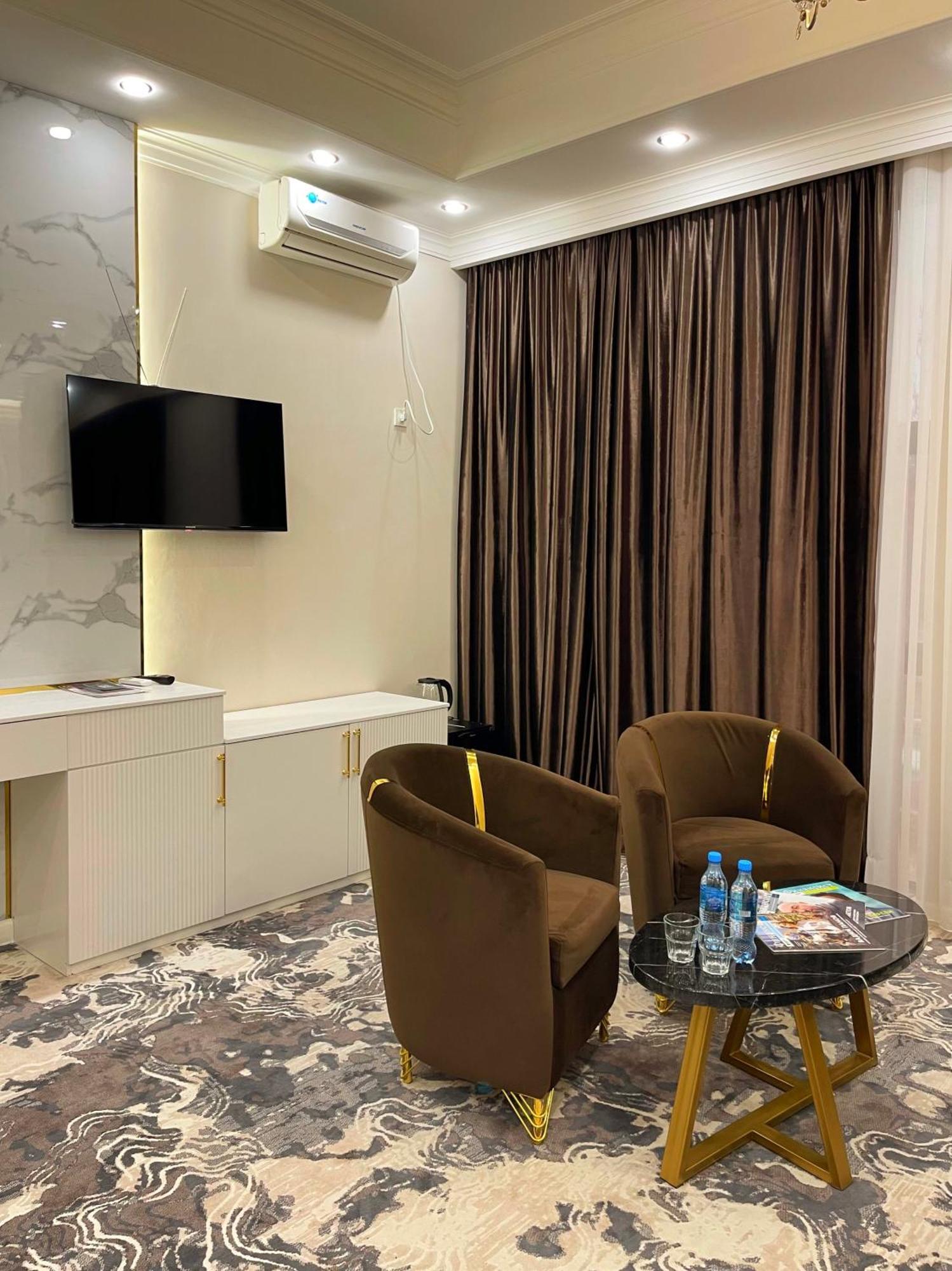 Jasmine Hotel ทาราซ ภายนอก รูปภาพ
